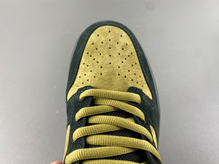 Svp*me x nike sb dunk low “camper green” hq8487-300