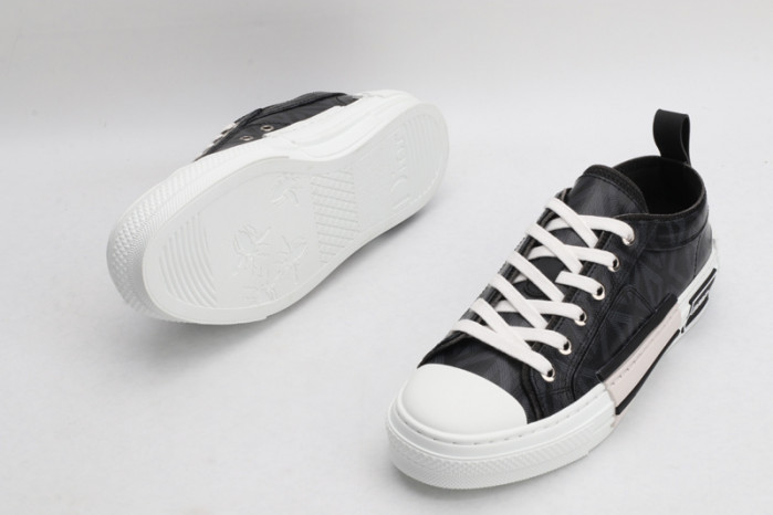 DR B23 OBLIQUE LOW TOP SNEAKER