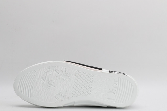 DR B23 OBLIQUE LOW TOP SNEAKER